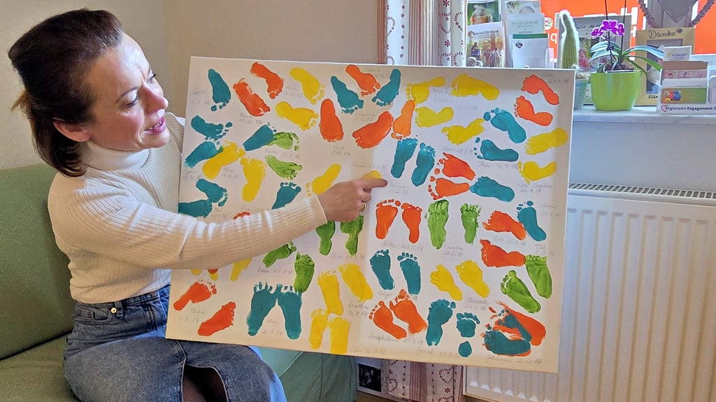 Kleine Fußabdrücke auf Leinwänden erinnern die freie Hebamme Yvonne Schoppa an Mütter und Kinder, die sie betreut hat.