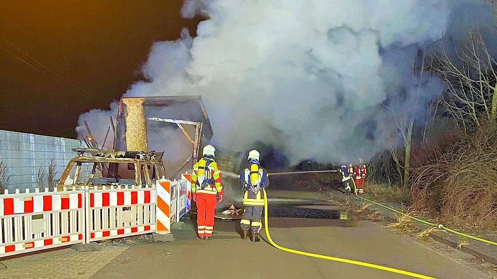 Der Anhänger, den die Kameraden in Hoym löschen mussten, stand in Vollbrand.