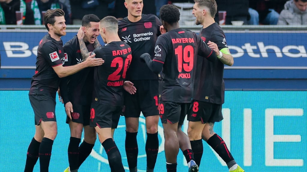 Bayer Leverkusen jubelt über das Tor zum 1:0 durch Lucas Vázquez.