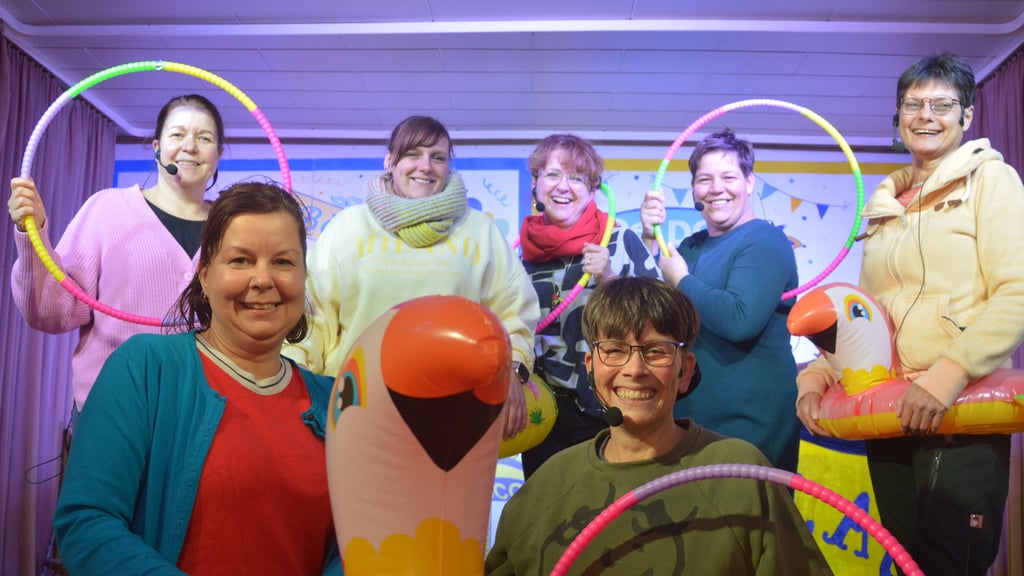 Die Frauengruppe des Domersleber Carnevals Clubs hat zur Generalprobe noch fleißig geprobt. Am Abend wird es ernst: Im Domersleber Kulturhaus ist Programmauftakt.