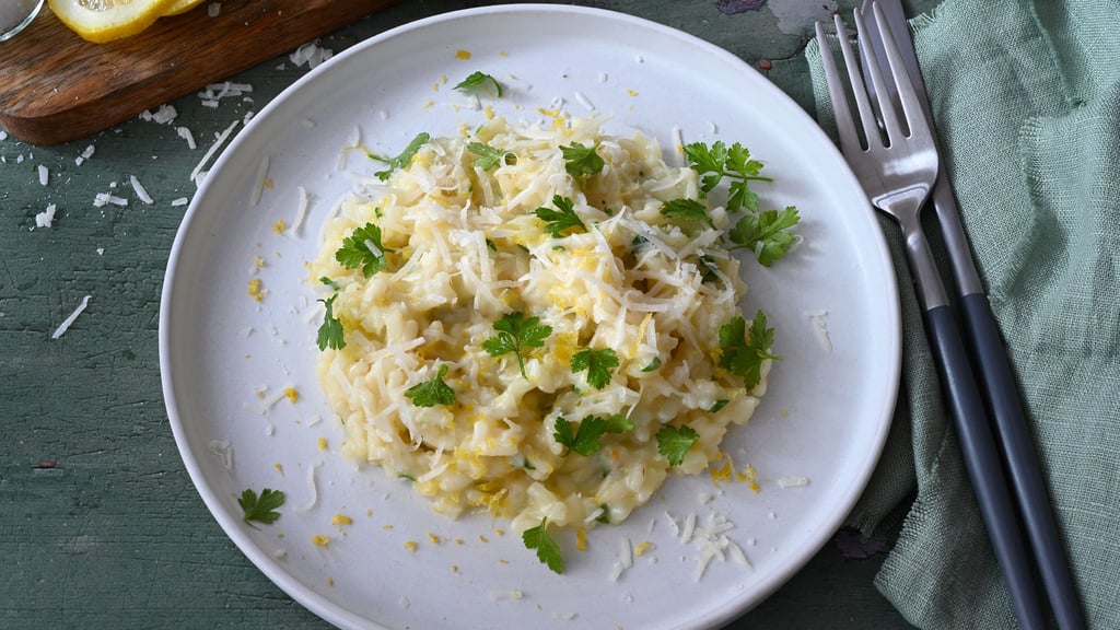 Das Risotto ist in einem kräftigen Kalbsfond gekocht und funktioniert so wunderbar als Gegenspieler zur Frische der Zitrone.