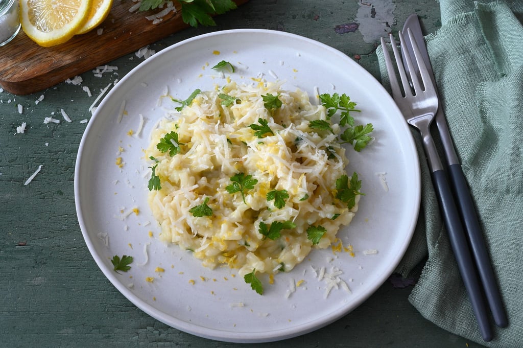 Das Risotto ist in einem kräftigen Kalbsfond gekocht und funktioniert so wunderbar als Gegenspieler zur Frische der Zitrone.