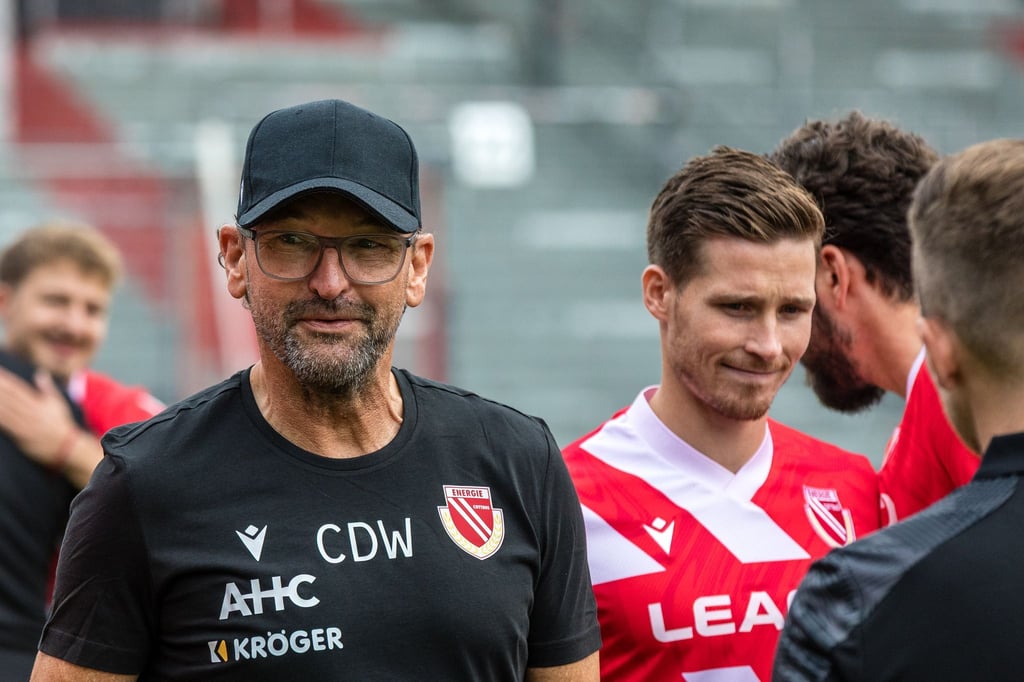 Axel Borgmann (r) drehte das Spiel von Energie Cottbus. (Archivbild)