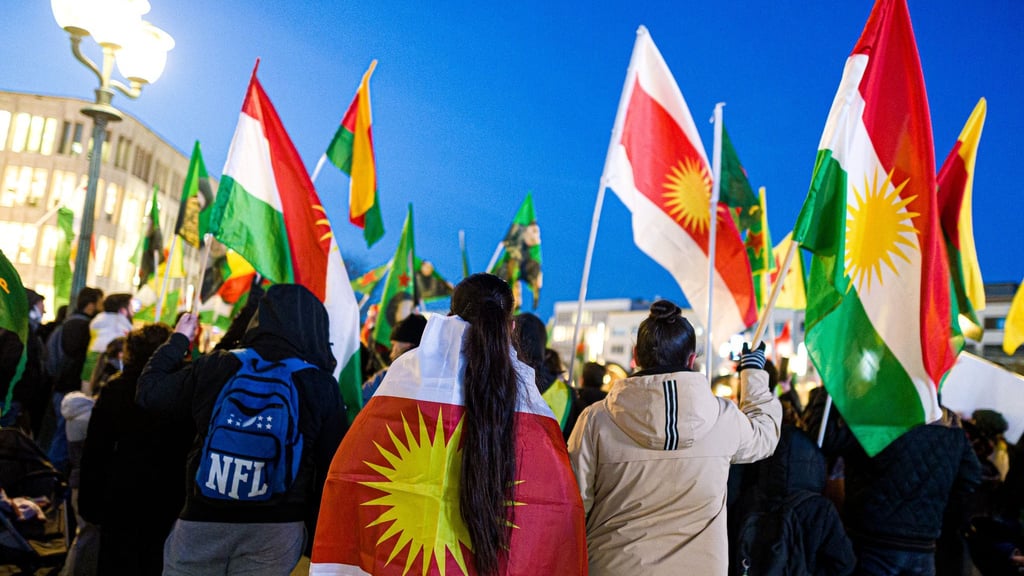 Tausende Menschen haben gegen die Angriffe auf Kurdinnen und Kurden in Nord- und Ostsyrien demonstriert. (Archivbild)