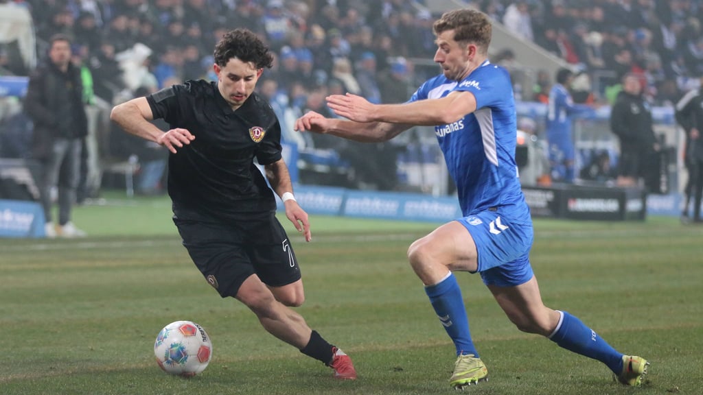 Magdeburgs Alexander Nollenberg (r.) will Dynamo Dresdens Jason Ceka stoppen.