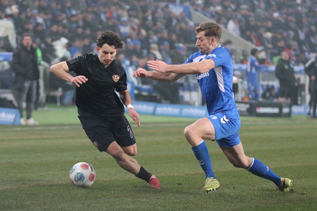 Magdeburgs Alexander Nollenberger (r.) will Dynamo Dresdens Jason Ceka stoppen.