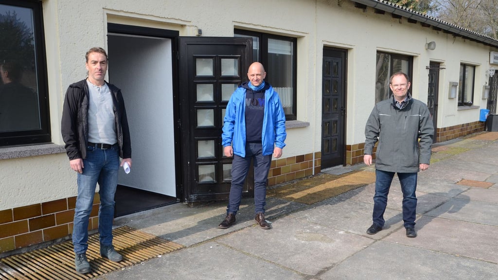 Kämmerer Maik Machalz (von rechts) übergab erst vor wenigen Jahren im Beisein des damaligen Miester Ortsbürgermeister Andy Neubauer den Schlüssel für den Clubraum „Butze“ in Mieste an Ralf Böse vom JFZ. Nun ist die mobile Jugendarbeit dort ausgezogen.