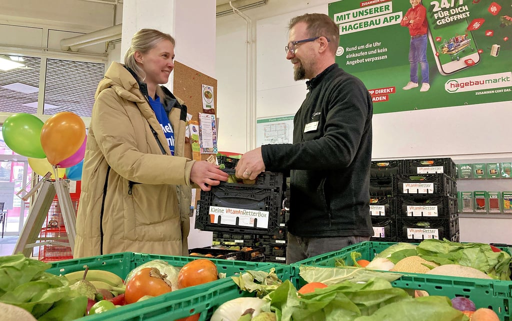 Marie Koppe nimmt eine kleine Retterbox. Marktleiter Bastian Kresner hat Hagebau zu einem weiteren Standort der „Vitaminretter“ gemacht. 