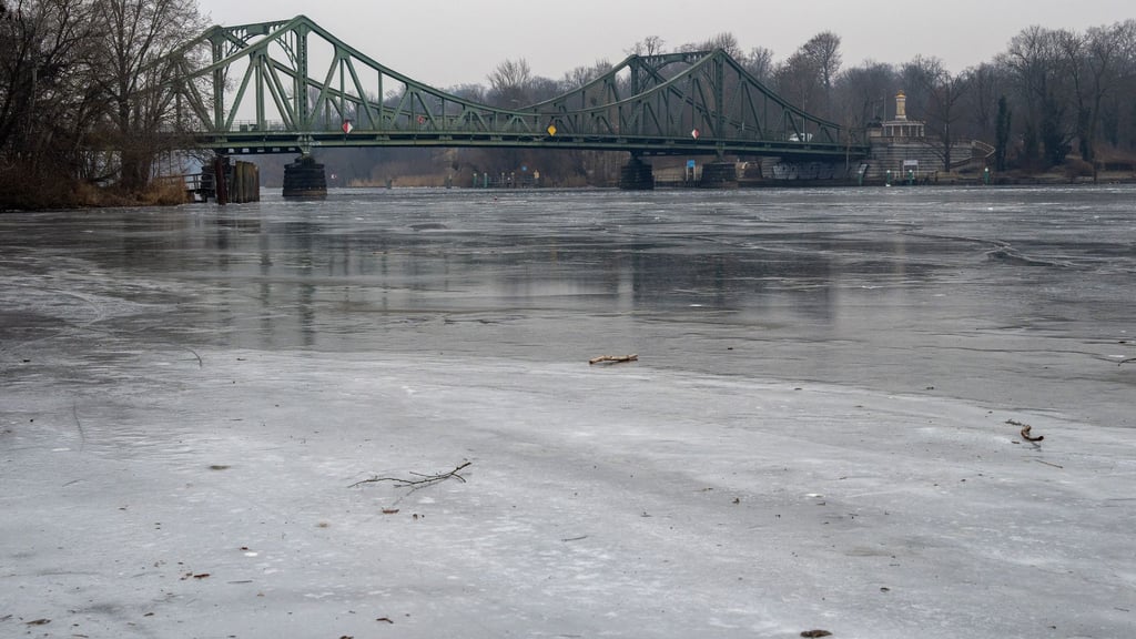 Eis ist nicht überall gleich dick. (Symbolbild)