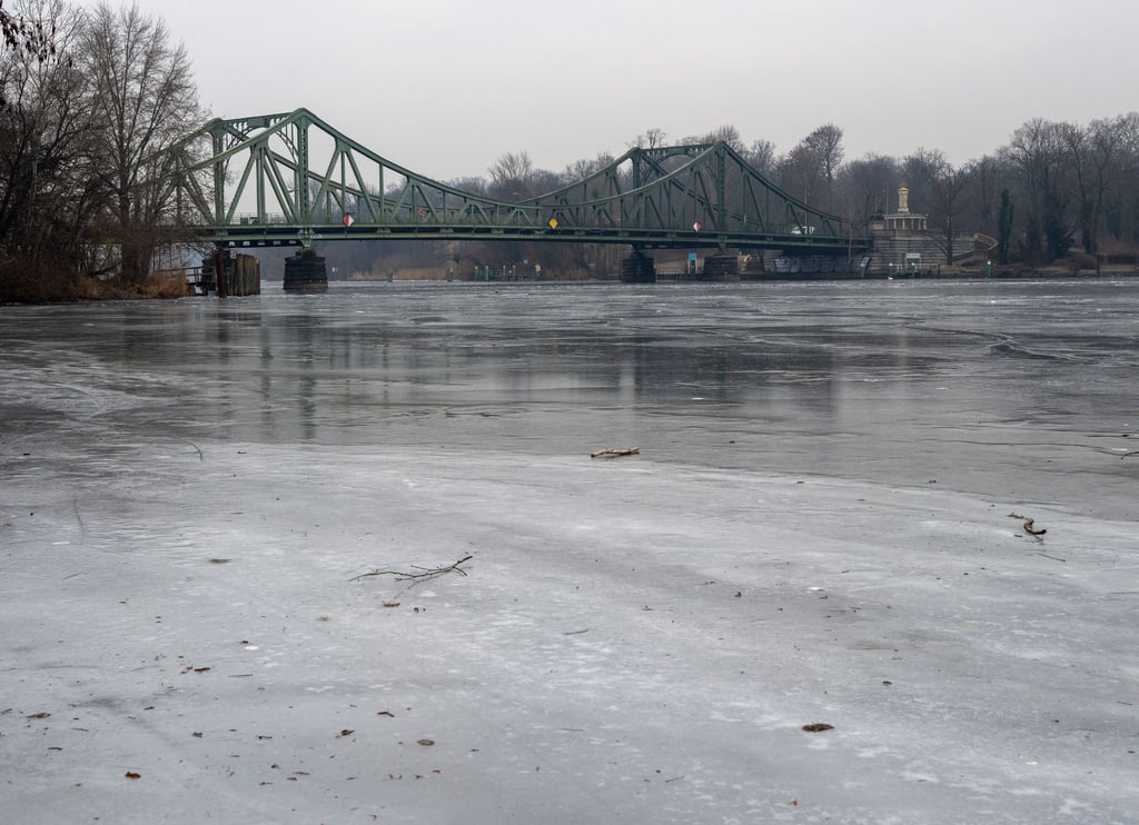 Eis ist nicht überall gleich dick. (Symbolbild)