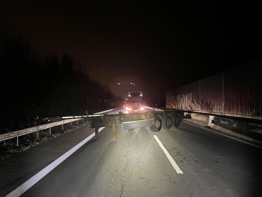 Der Sattelauflieger blockierte in der Dunkelheit alle Fahrspuren der Autobahn. (Foto: Polizei Bremen/dpa)