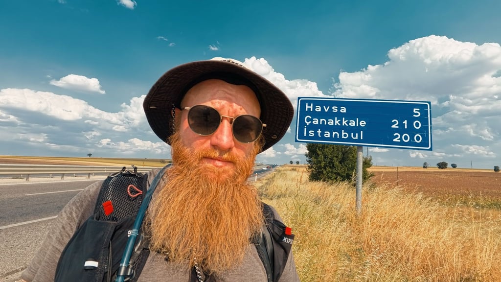 Robert Friedrich aus Leipzig befindet sich seit März 2025 auf dem Fußweg von Sachsen nach Singapur.