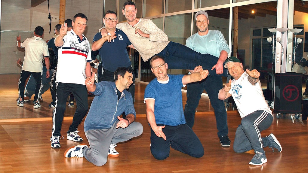 Hüftgold De Luxe beim Training im Spiegelsaal des Arendseer Fitnessstudios Filou: Maik Messal (hinten von links). Thomas Heinz,  Christoph Brandt, Alexander Schulze,  Johann André Dreier (vorn von links), Christian Döpelheuer und  Heiko Feder. Es fehlt: Sylvio Bolz.