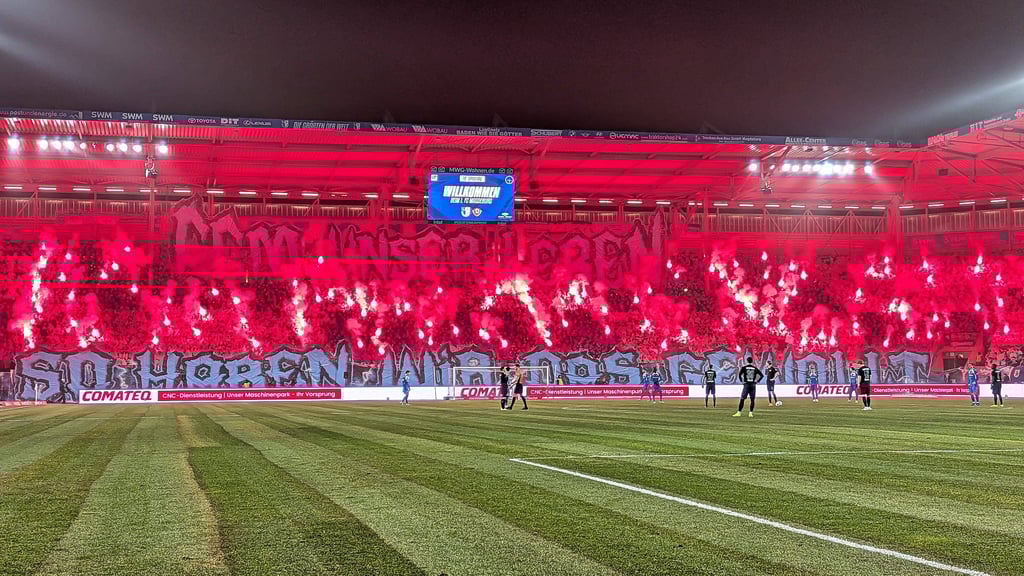 Choreografie und Pyrotechnik im FCM-Block beim Heimspiel gegen Dynamo Dresden.