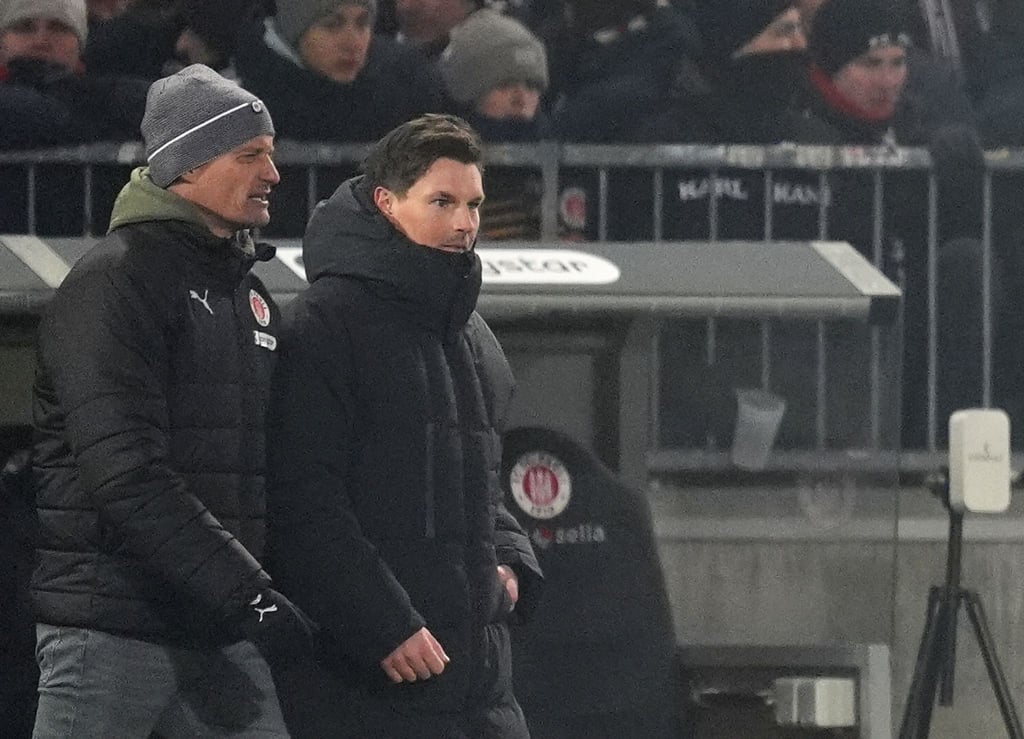 Hatten wenig Gutes beim Stadtderby gesehen: FC St. Paulis Trainer Alexander Blessin (l) und HSV-Kollege Merlin Polzin.