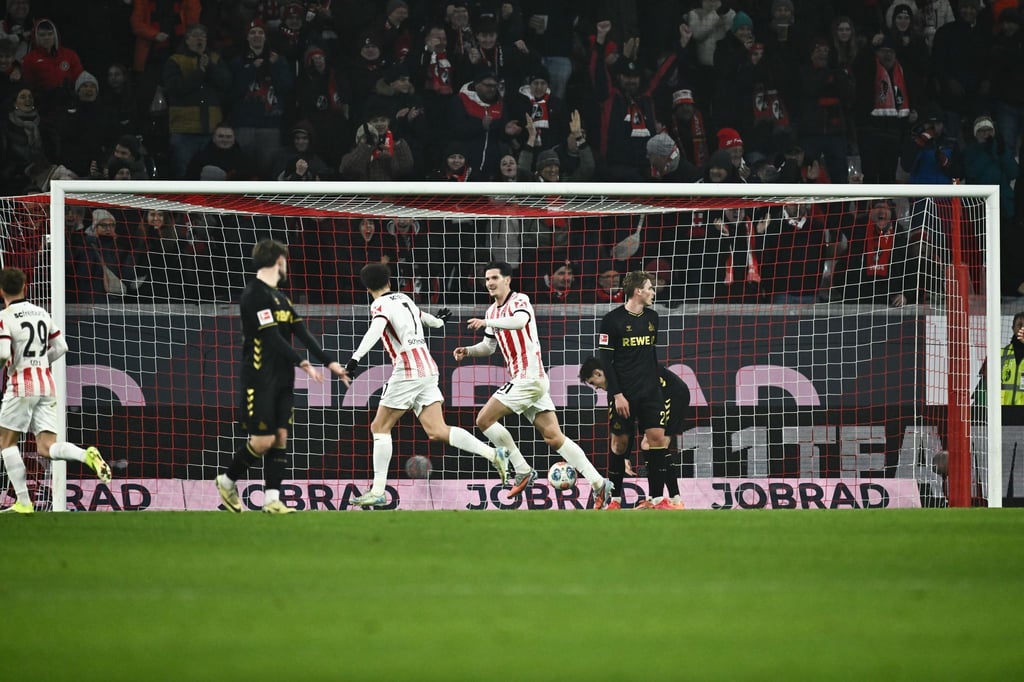 Trifft derzeit wie am Fließband: Freiburgs Igor Matanovic (2.v.r.).