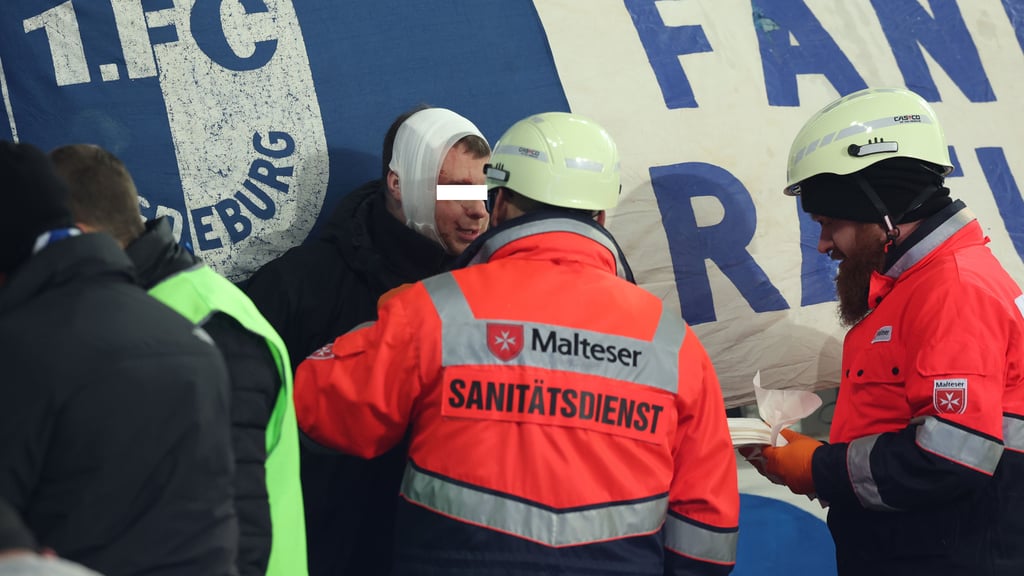Die Sanitäter vor Ort mussten beim Ostderby des 1. FC Magdeburg gegen Dynamo Dresden zahlreiche verletzte Fans und Polizisten verarzten.