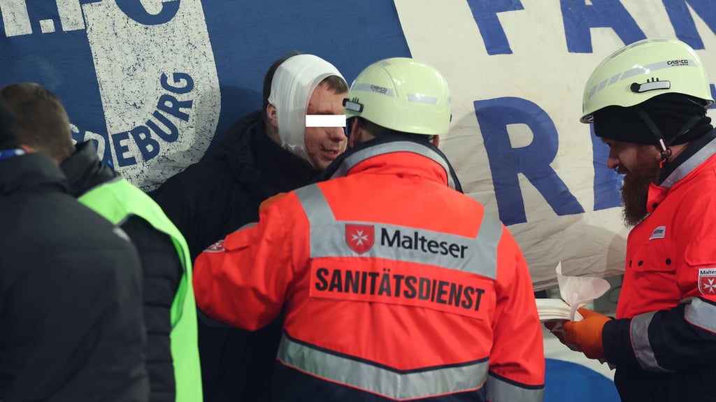 Die Sanitäter vor Ort mussten beim Ostderby des 1. FC Magdeburg gegen Dynamo Dresden zahlreiche verletzte Fans und Polizisten verarzten.