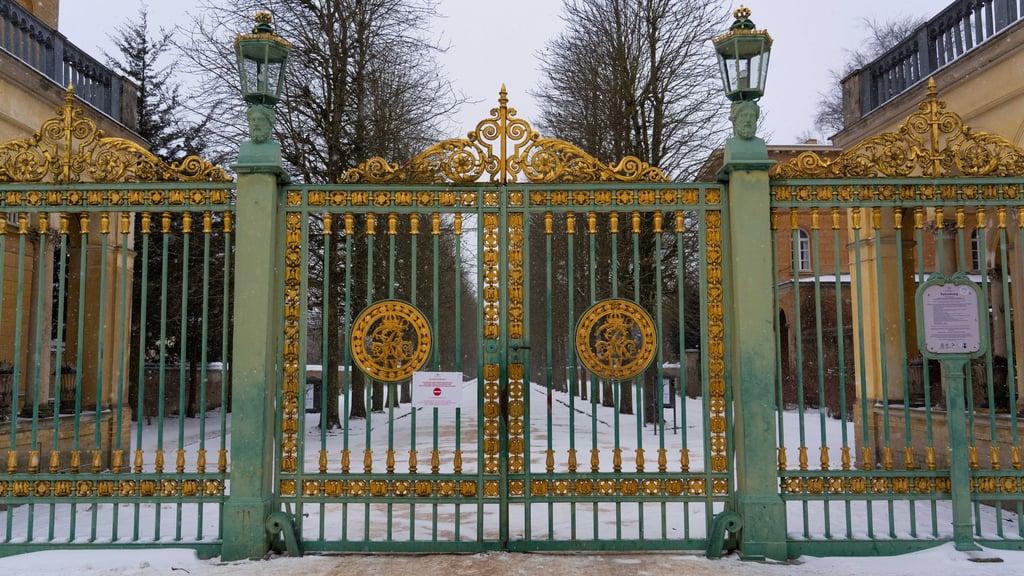 Auf Grund der Witterungsverhältnisse hat die Stiftung Preußische Schlösser und Gärten Berlin-Brandenburg die Parks und Gärten geschlossen. (Archivbild)