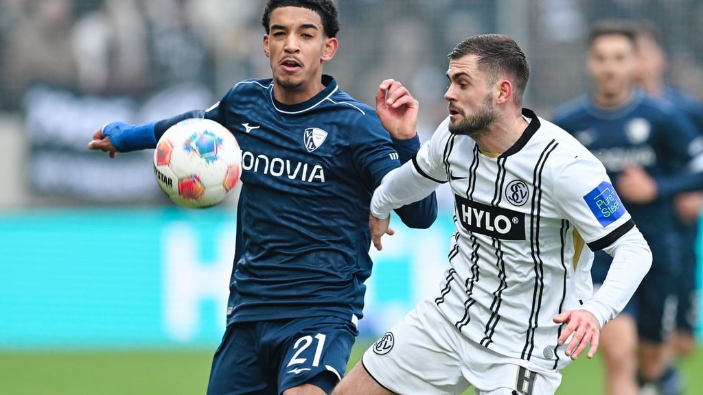 Selten auf Augenhöhe: Bochum mit Francis Onyeka (l) und Elversberg mit Lukasz Poreba.