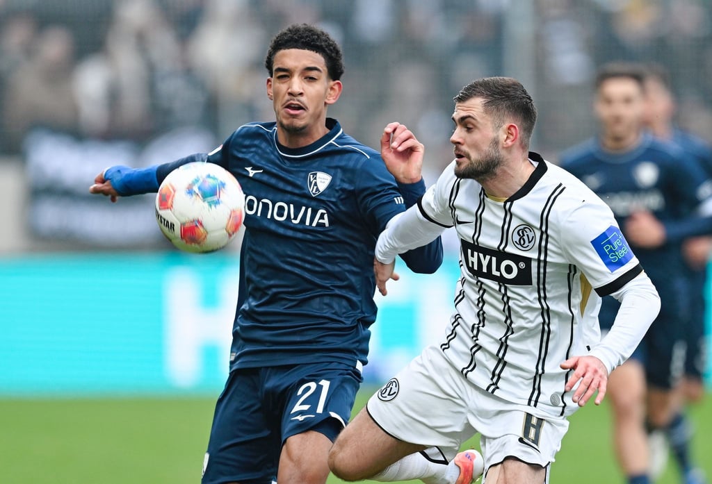Selten auf Augenhöhe: Bochum mit Francis Onyeka (l) und Elversberg mit Lukasz Poreba.