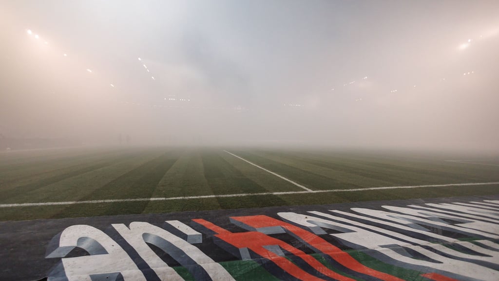 Fans zündeten Pyrotechnik, das Spiel war zeitweise unterbrochen.