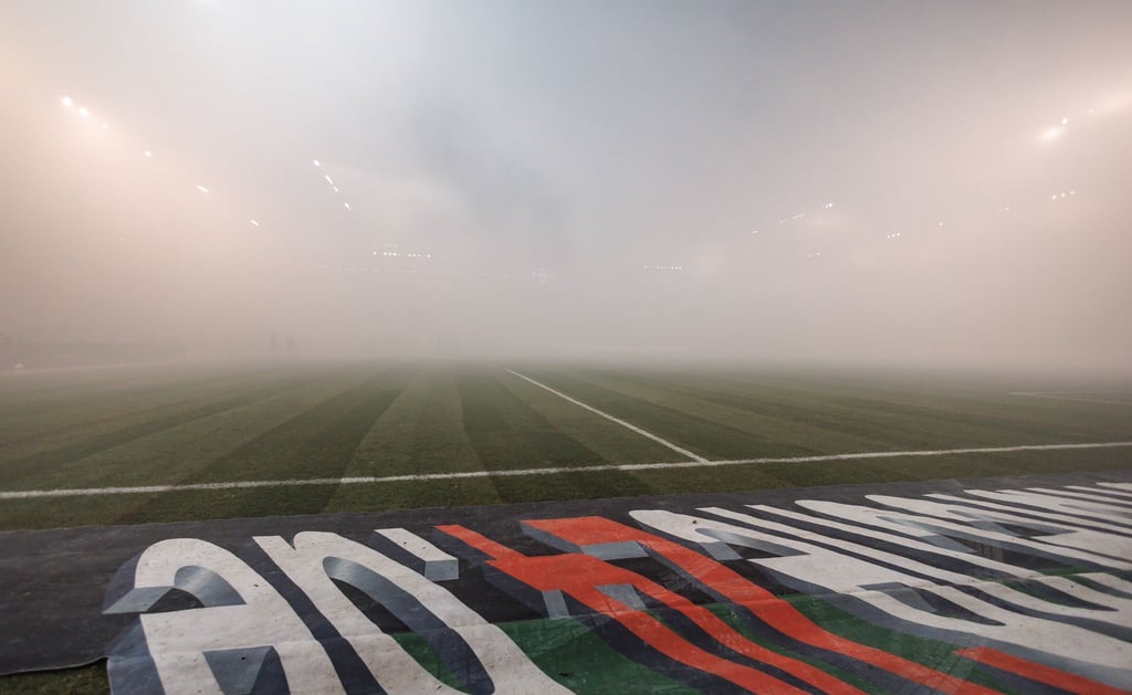 Fans zündeten Pyrotechnik, das Spiel war zeitweise unterbrochen.