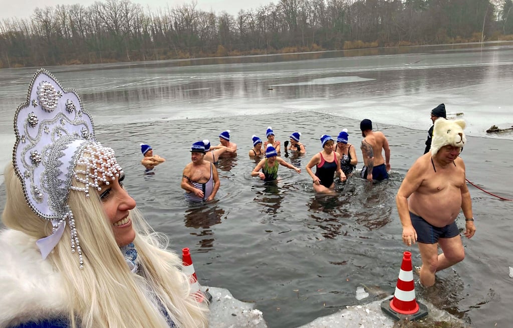 Dana Finzelberg begrüßte als russische Märchengestalt Snegurotschka die 80 Teilnehmer und etwa 200 Schaulustigen des 3. Bernburger Eisbadetages im Schachtsee Neugattersleben.
