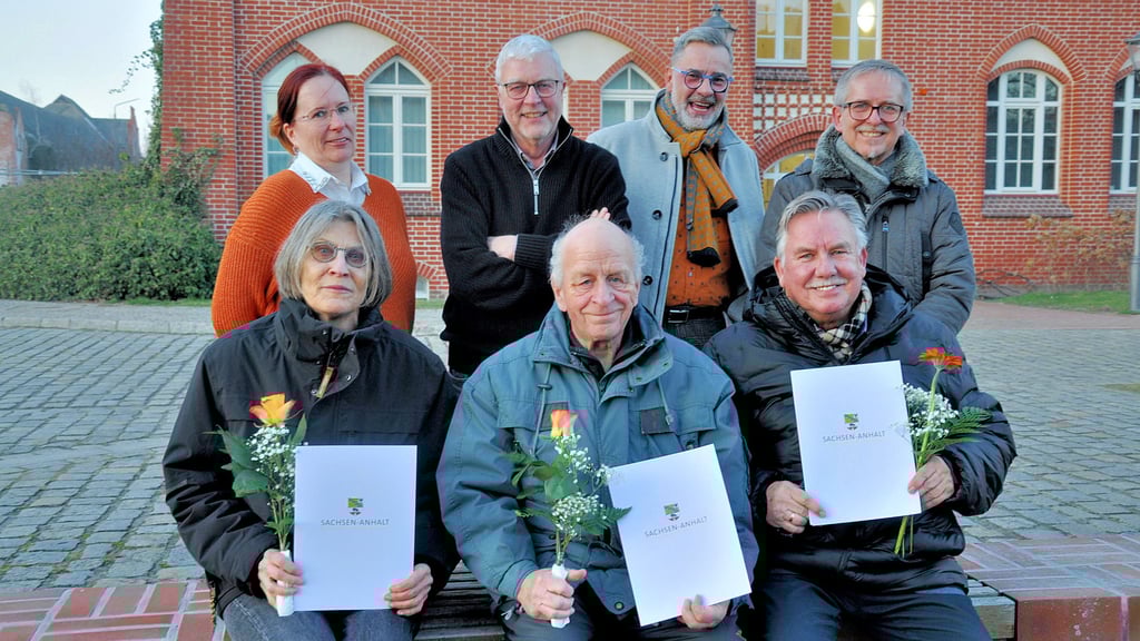 Die neuen Schiedspersonen am Amtsgericht in Stendal (hinten von links), Evelyn Bauermeister, Ingo Engelmeyer, Ingo Buchali und Torsten Mehlkopf, lösen ihre Vorgänger (vorn von links) Elisabeth Quick, Wilfried Köhler und Uwe Bliefert ab.