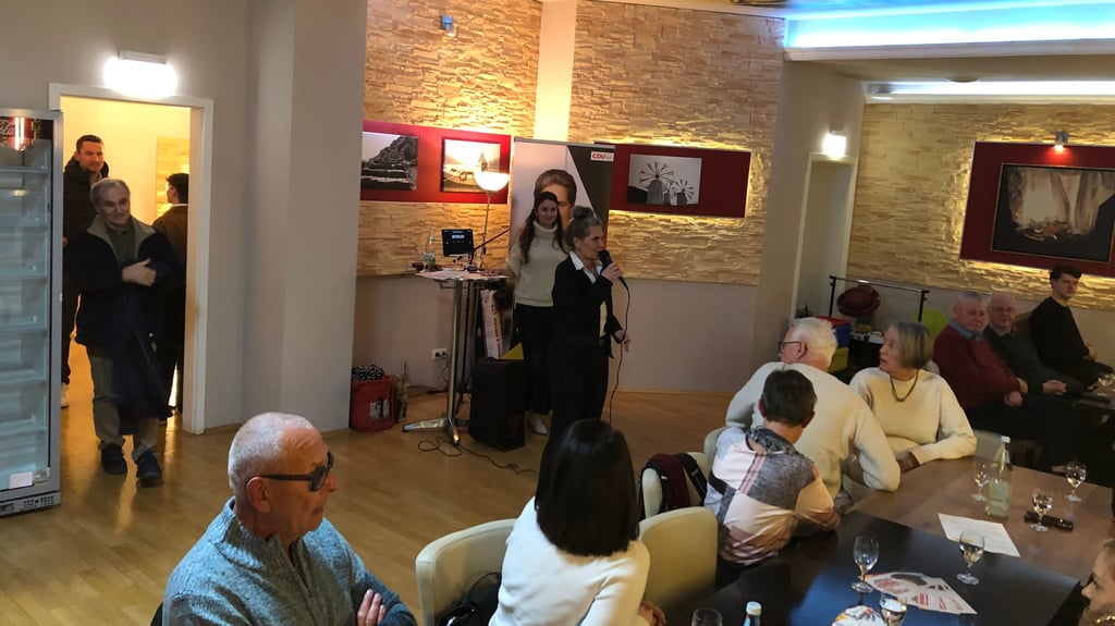 andtagsabgeordnete Elke Simon-Kuch stellte sich im Restaurant „Agora“ zwei Stunden lang den Fragen der Bürger. 