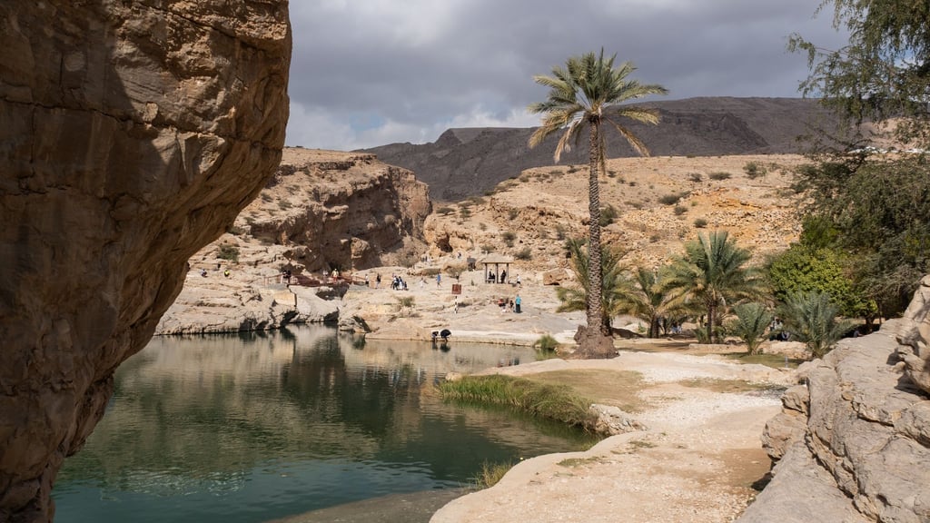 Das Wadi Bani Khalid erfreut sich vor allem an Wochenenden großer Beliebtheit. Auf dem Asphaltweg zum See und den Badepools vereint sich dann ein bunter Völkermix.