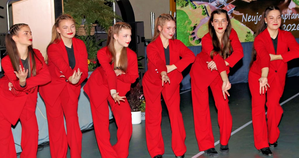 Die ukrainische Dance-Crew begeistert hier mit ihren Tänzen die rund 300 Zuschauer beim Neujahrsempfang in der Hegersporthalle. 