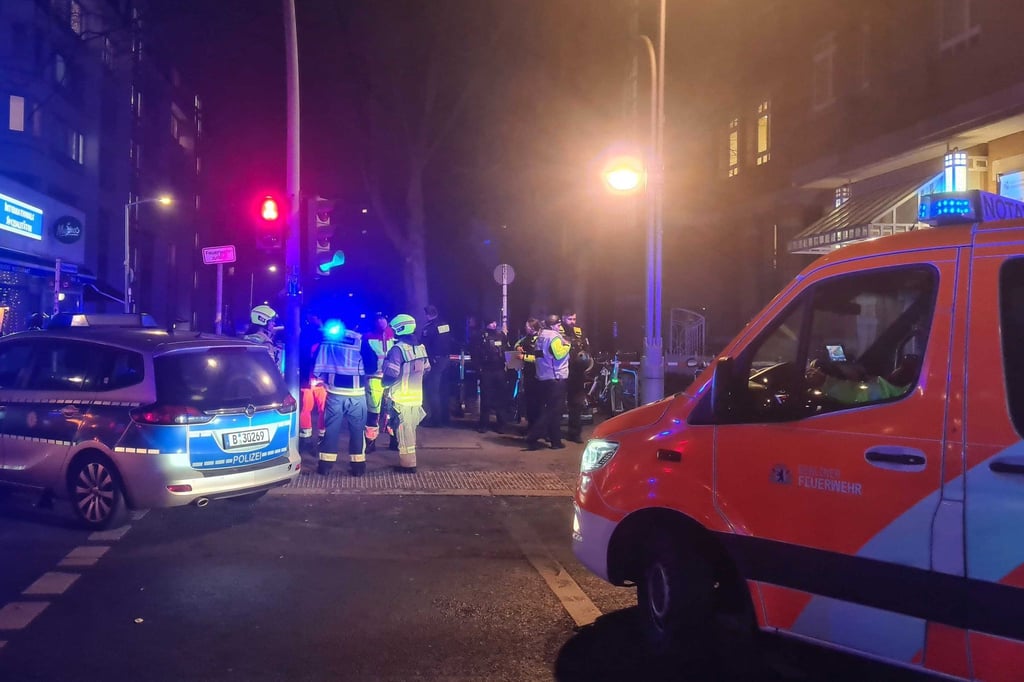 In einer Wohnung in der Wichmannstraße sind am Sonntagabend mehrere Menschen durch Schüsse verletzt worden.