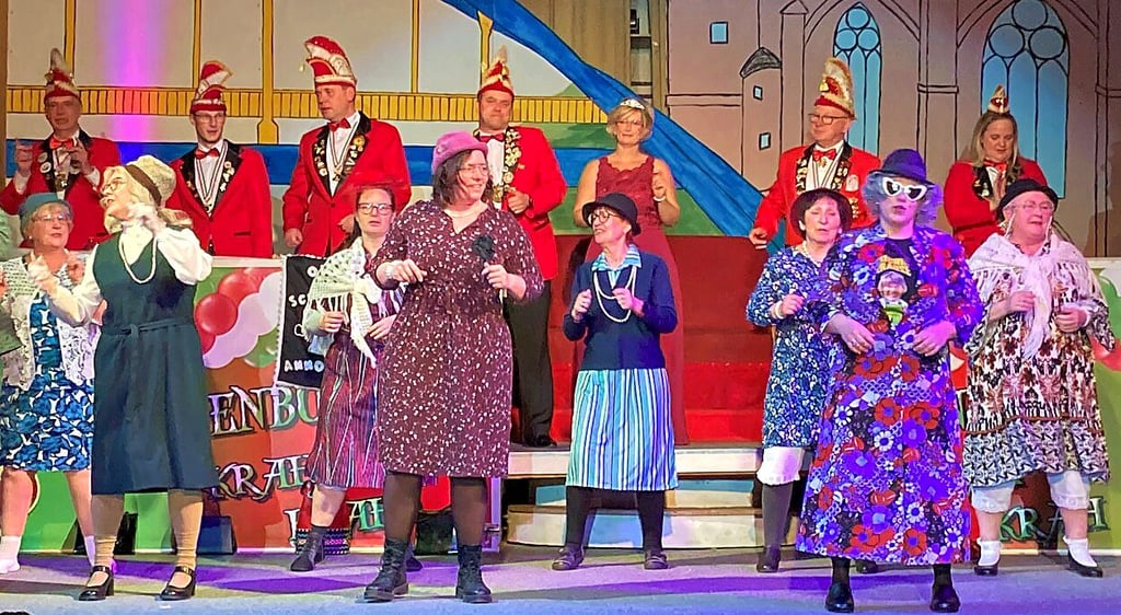 Die „alten Schachteln“ des NCC bringen mit dem Lied „Links Rechts“, das niederländische Fans zur Fußball-EM populär machten, Stimmung ins Klubhaus.