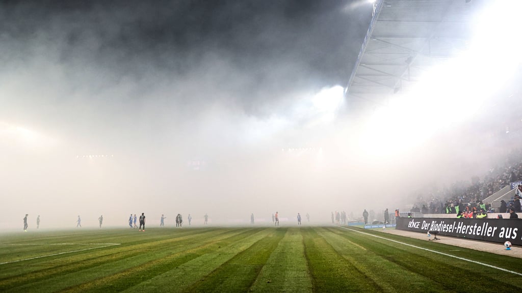 Neun Minuten dauerte die Unterbrechung kurz nach dem Seitenwechsel bei der Partie zwischen dem 1. FC Magdeburg und Dynamo Dresden.