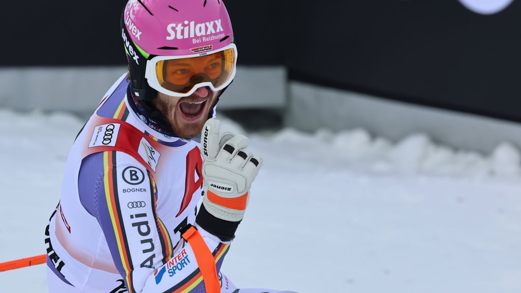 Linus Straßer jubelt über Platz drei im Slalom von Kitzbühel.