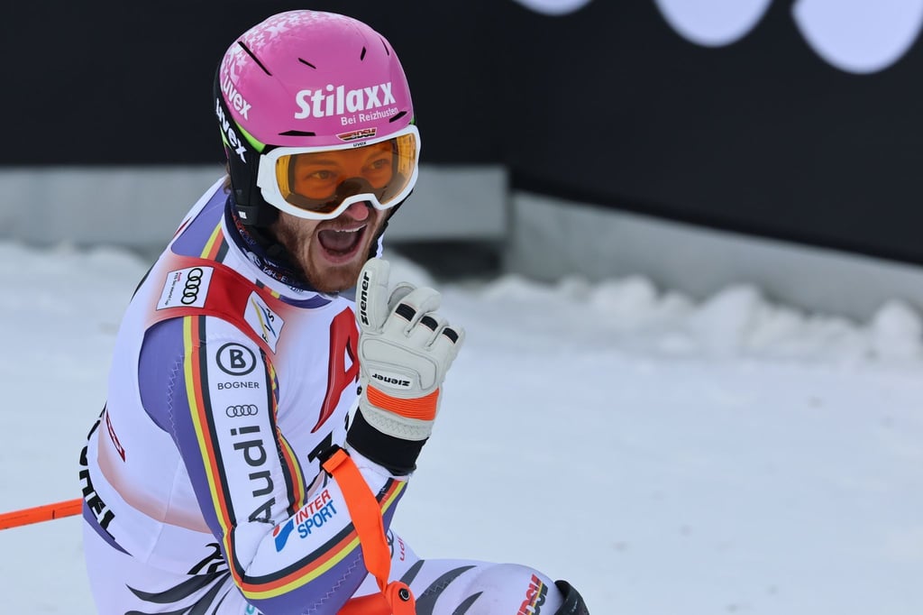 Linus Straßer jubelt über Platz drei im Slalom von Kitzbühel.
