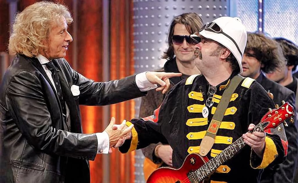 „Wetten, dass ...?“-Moderator Thomas Gottschalk schüttelt bei der Beatles-Wette 2008 in Halle dem 2025 verstorbenen Frank Lausch, hallesches Urgestein, die Hand. Dahinter mit Sonnenbrille: Metrix-Studiochef Olaf Mehl. 