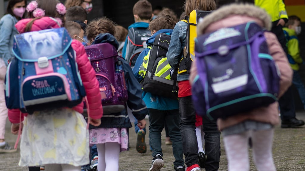 Große Ranzen auf kleinen Rücken: Für das Einschuljahr 2027/28 hat der Stadtrat in Magdeburg nun die Schulbezirke beschlossen.