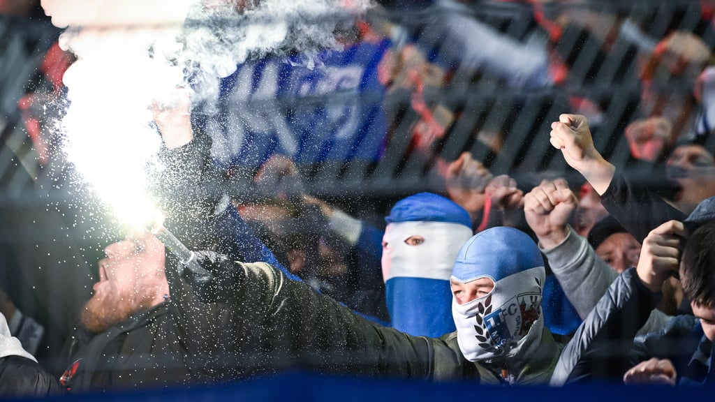 Anhänger vom 1. FC Magdeburg beim DFB-Pokalspiel gegen FV Illertissen im Oktober 2025.