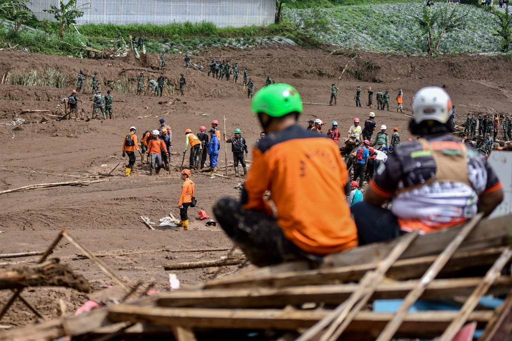 Einsatzkräfte bargen zwei Tage nach dem Unglück weitere Opfer.