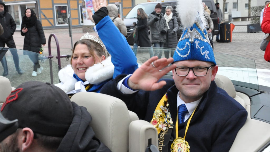 Mit Conny I. und Tino I. nahm erstmals das Landesprinzenpaar am Karnevalsumzug in Salzwedel teil.