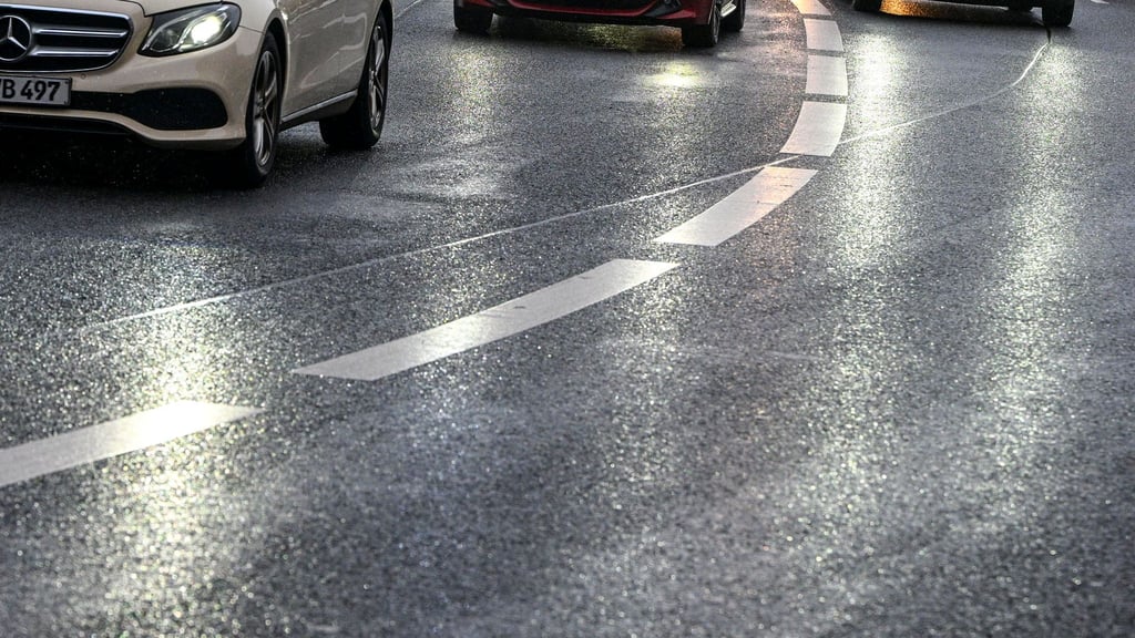 Autofahrer in Berlin und Brandenburg müssen sich auf Glatteis einstellen. (Symbolbild)