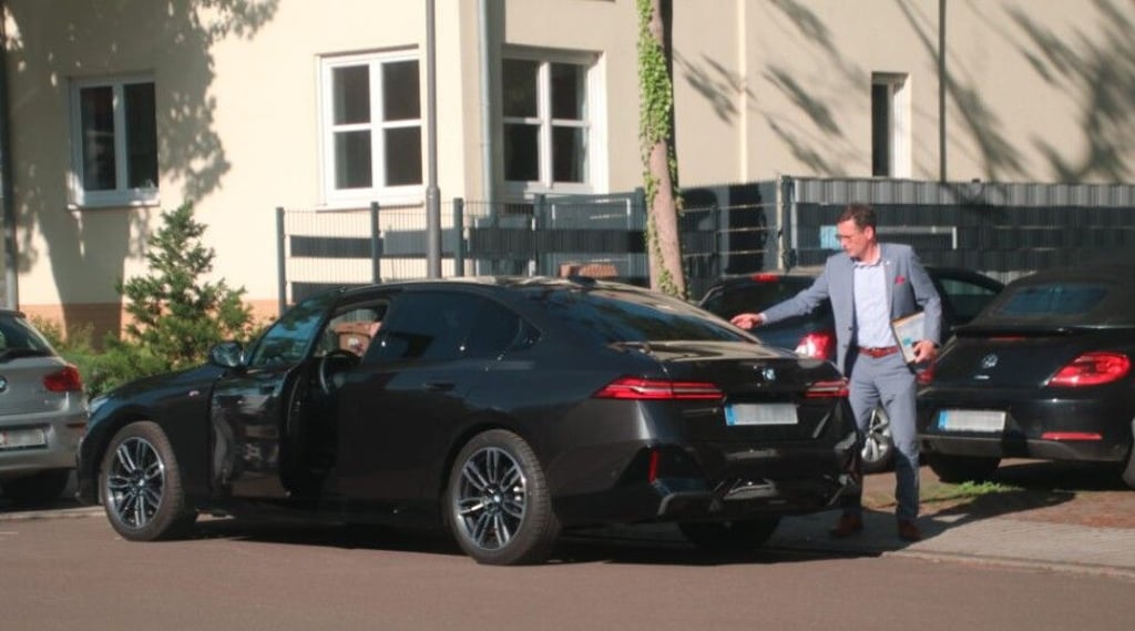 Halles Oberbürgermeister Alexander Vogt am Heck seines Dienstwagens. Sein ehemaliger Chauffeur war wohl unter dubiosen Umständen angestellt.