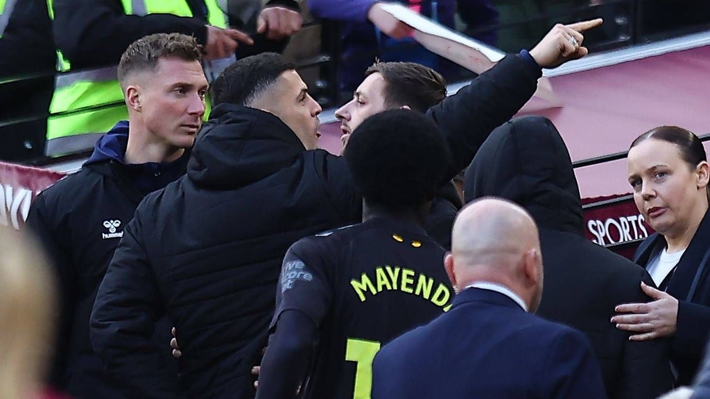 Granit Xhaka gestikuliert in Richtung eines West-Ham-United-Fans.