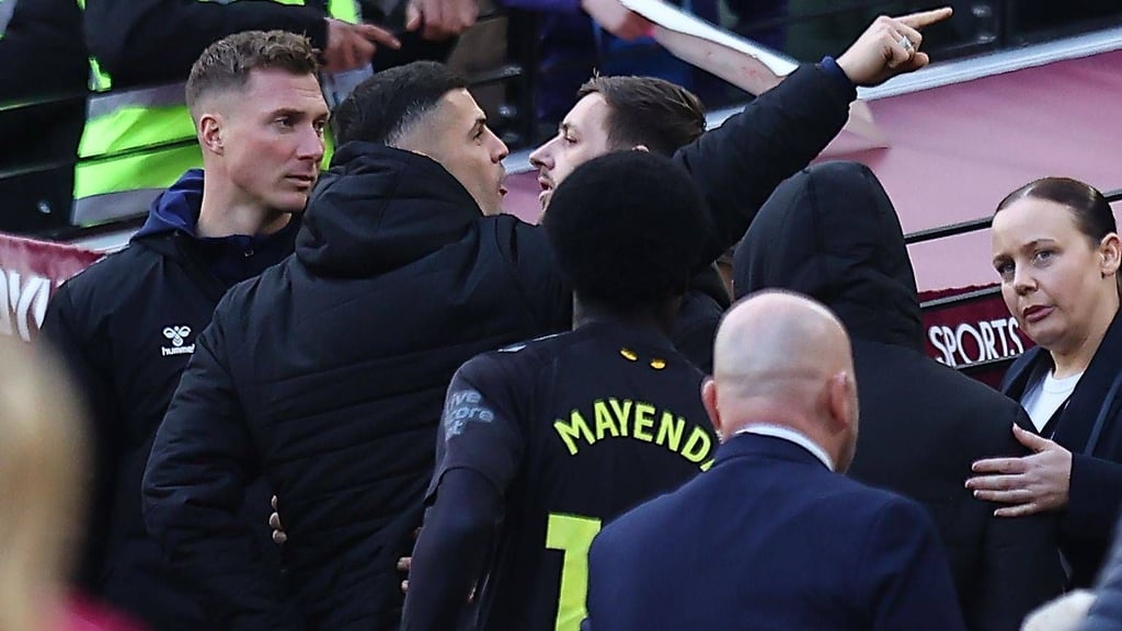 Granit Xhaka gestikuliert in Richtung eines West-Ham-United-Fans.