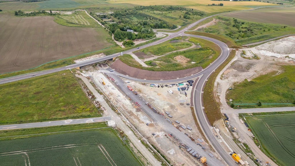 Der Naturschutzbund hat einen Eilantrag auf sofortigen Stopp der Bauarbeiten an der Autobahn A 143 eingereicht. (Archivbild)