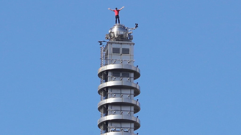 Nach dem Jubel auf der Spitze des Wolkenkratzers hat Alex Honnold ein Selfie mit seinem Smartphone geschossen.