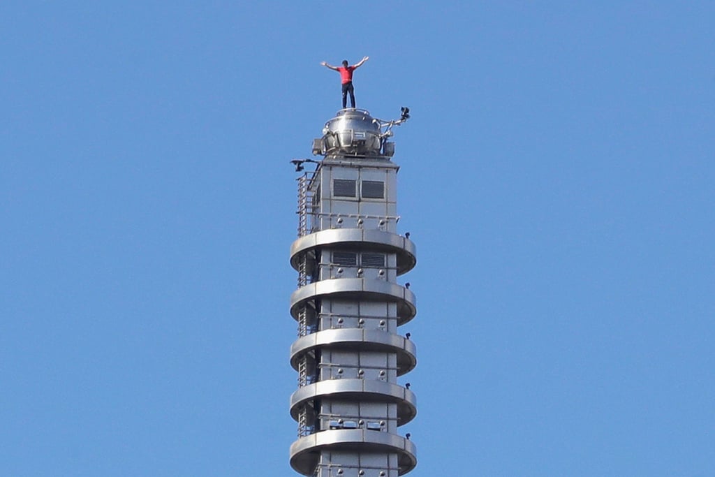 Nach dem Jubel auf der Spitze des Wolkenkratzers hat Alex Honnold ein Selfie mit seinem Smartphone geschossen.