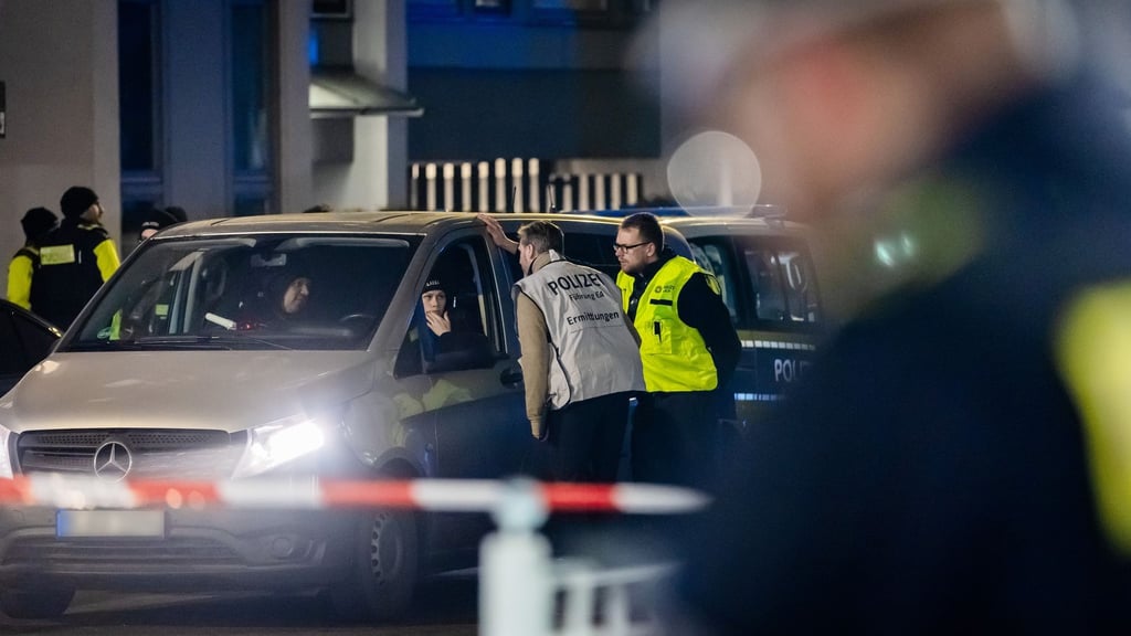 In einer Wohnung in der Wichmannstraße sind am Sonntagabend mehrere Menschen durch Schüsse verletzt worden.